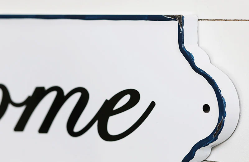 Distressed Enamel Welcome Sign Wall Rack