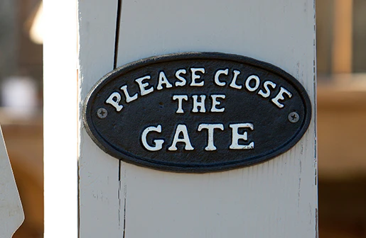 Please Close The Gate Sign