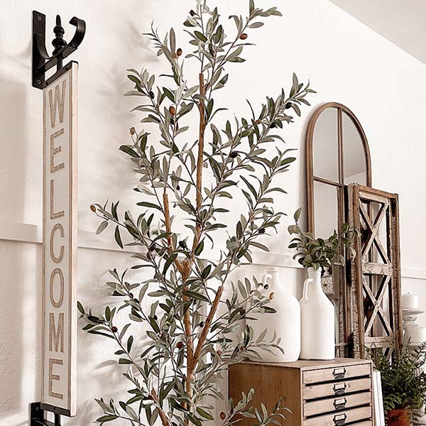 Classic Hanging Welcome Sign with Bracket