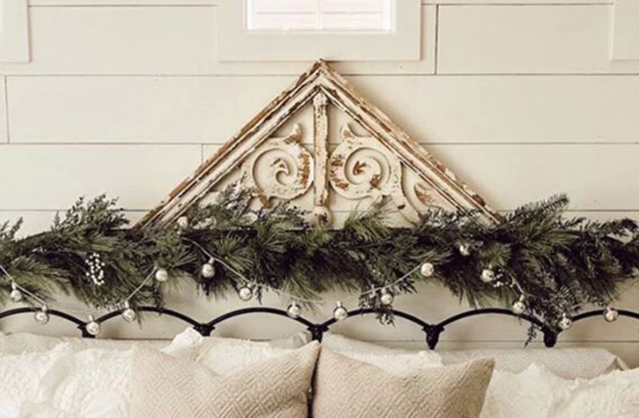 Chippy White Wall Medallion