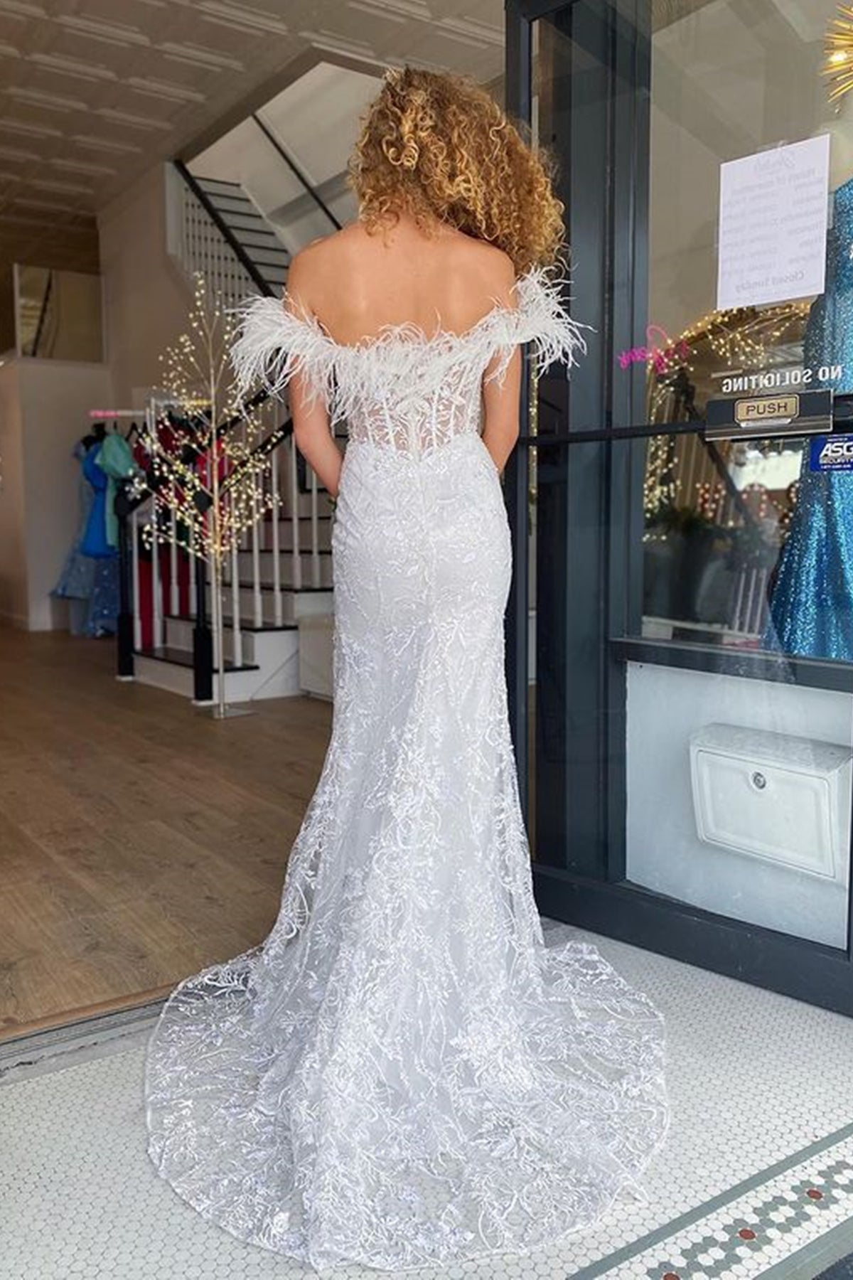 Unthony - V Neck Mermaid White Lace Long Prom Dress with High Slit