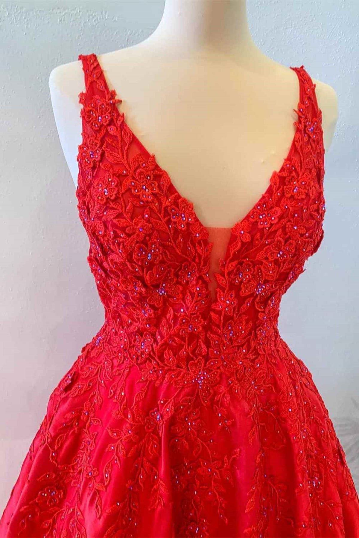 Unthony - V Neck Open Back Red Lace Long Prom Dress