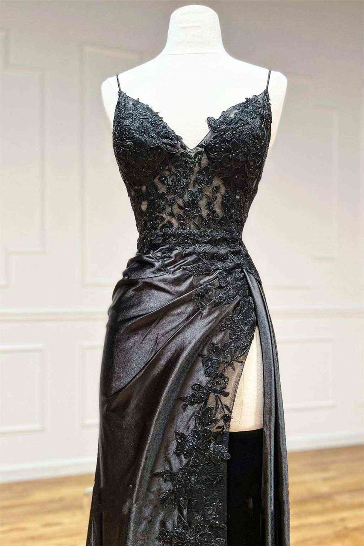 Unthony - V Neck Open Back Mermaid Black Lace Long Prom Dress with High Slit
