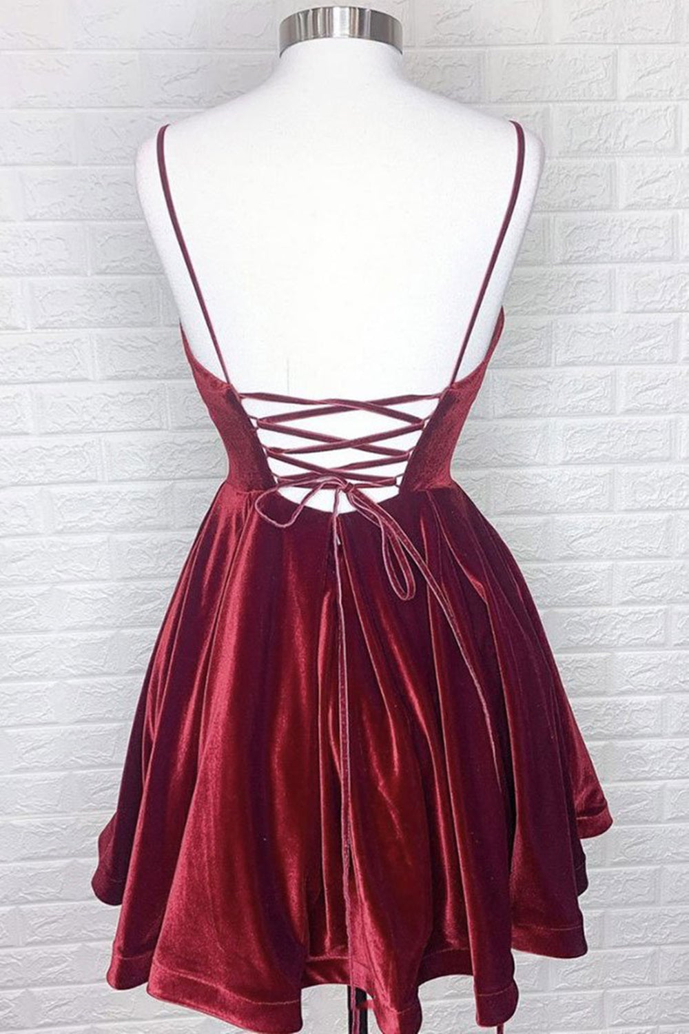 Unthony - Cute V Neck Backless Burgundy Velvet Short Prom Homecoming Dress