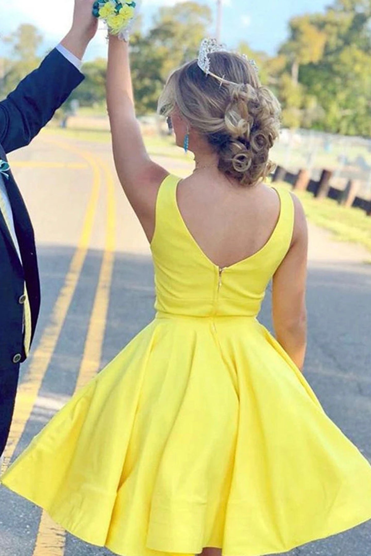 Unthony - Cute V Neck Yellow Short Prom Dress