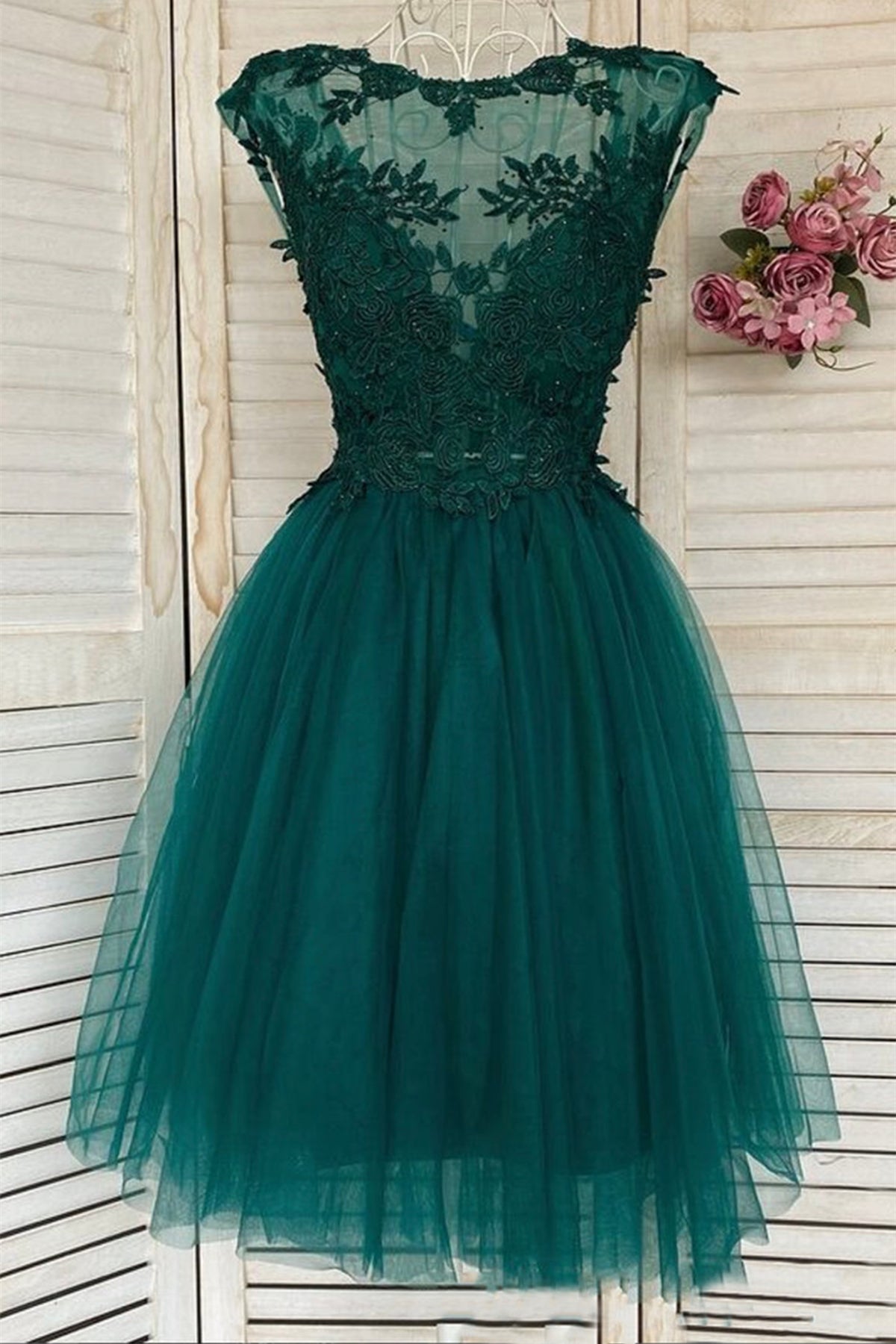 Unthony - Round Neck Beaded Green Lace Short Prom Homecoming Dress