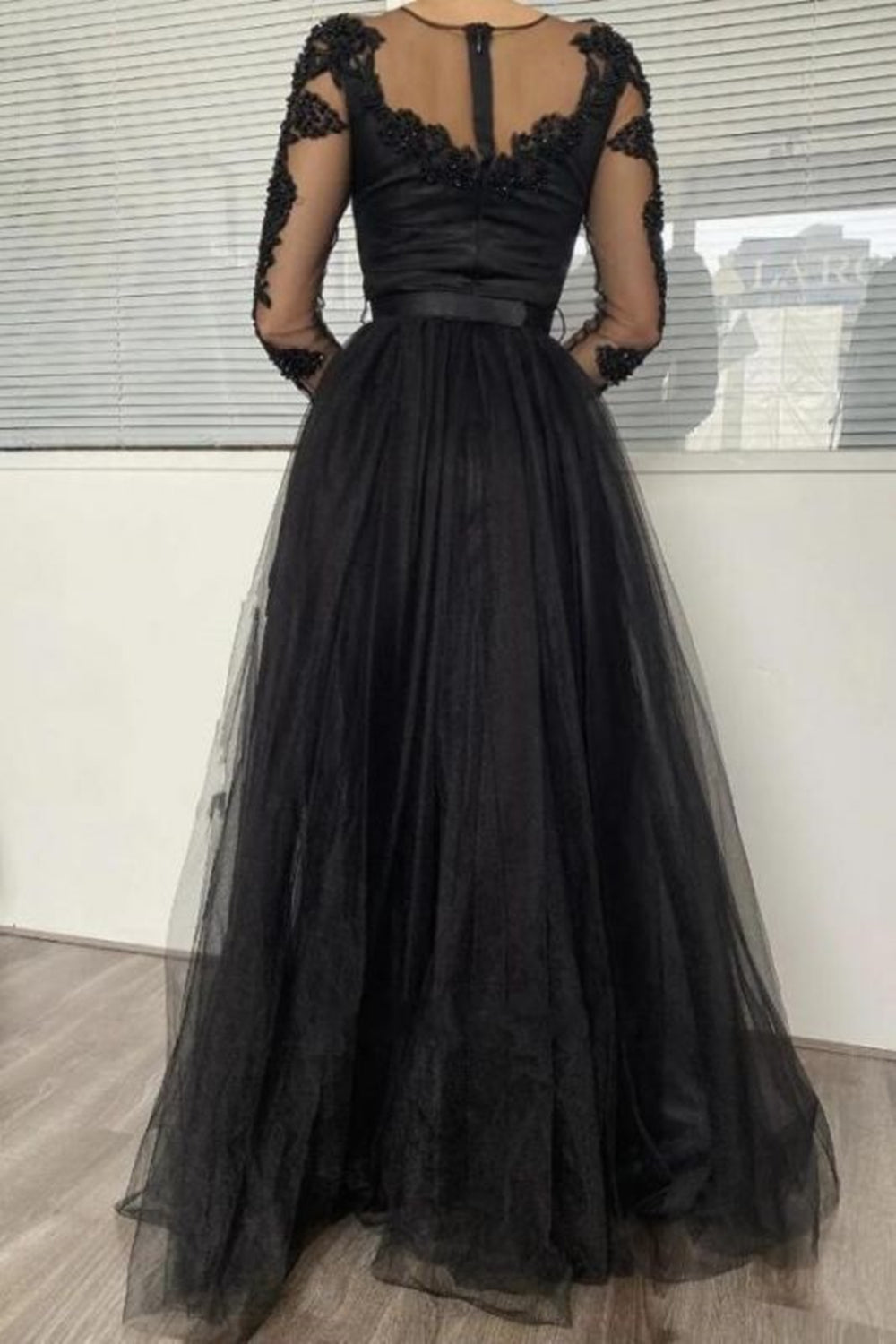 Unthony - Long Sleeves Round Neck Black Lace Long Prom Dress