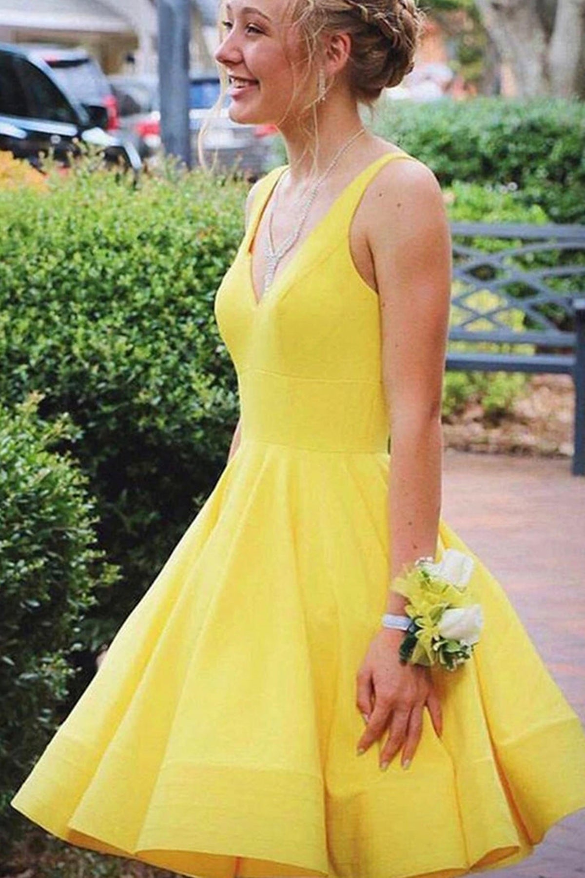 Unthony - Cute V Neck Yellow Short Prom Dress