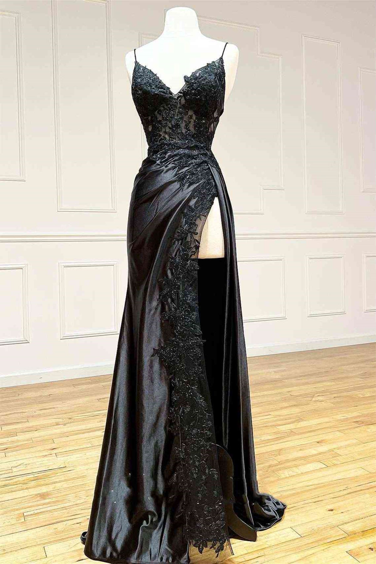 Unthony - V Neck Open Back Mermaid Black Lace Long Prom Dress with High Slit