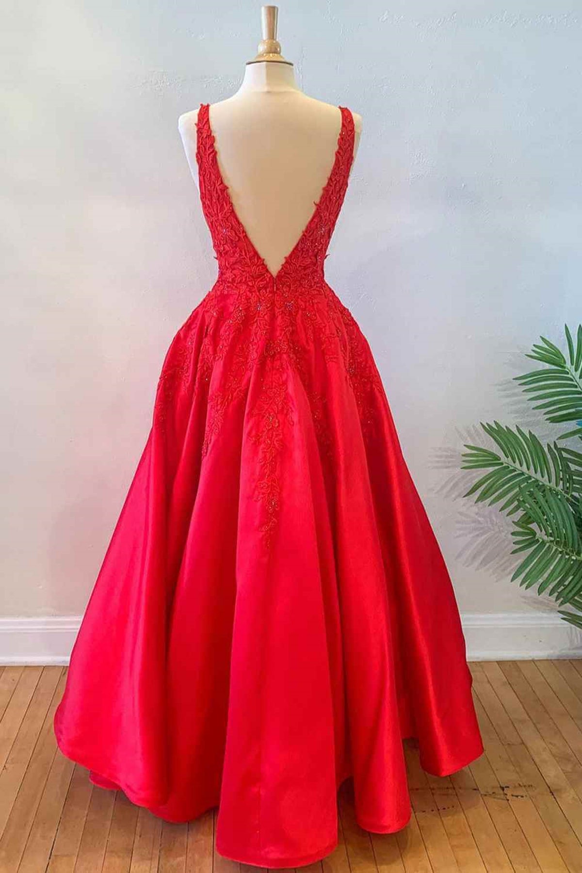 Unthony - V Neck Open Back Red Lace Long Prom Dress