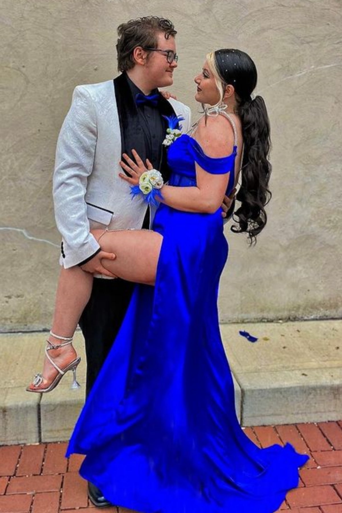 Unthony - Off Shoulder Royal Blue Satin Long Prom Dress with High Slit