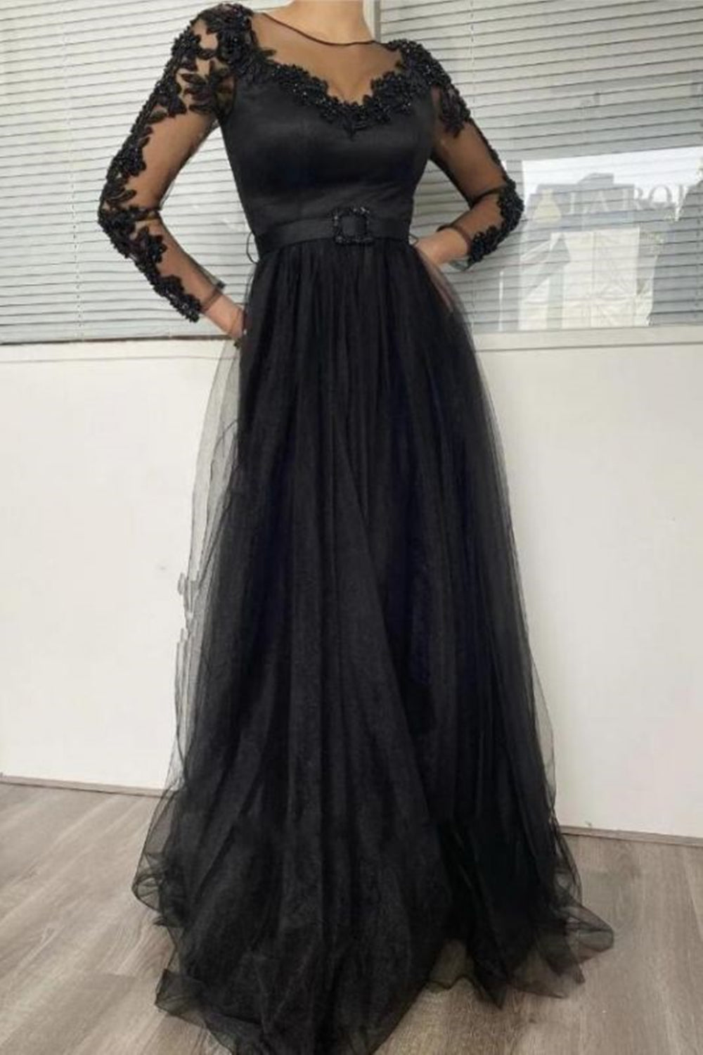 Unthony - Long Sleeves Round Neck Black Lace Long Prom Dress