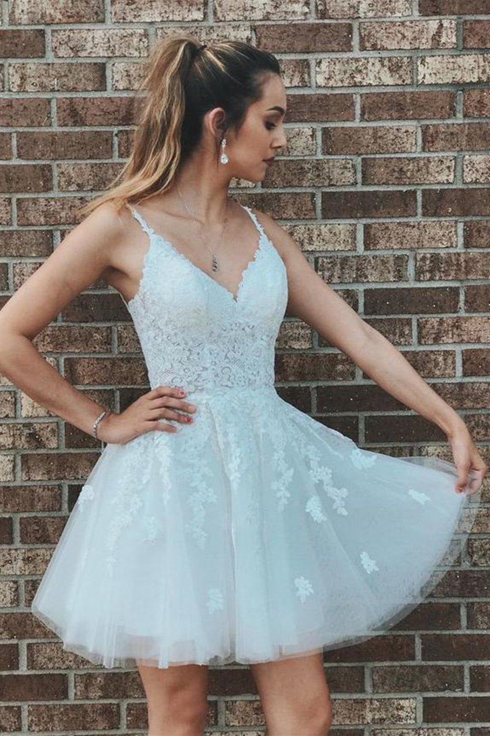 Unthony - Cute V Neck Open Back White Lace Short Prom Dress
