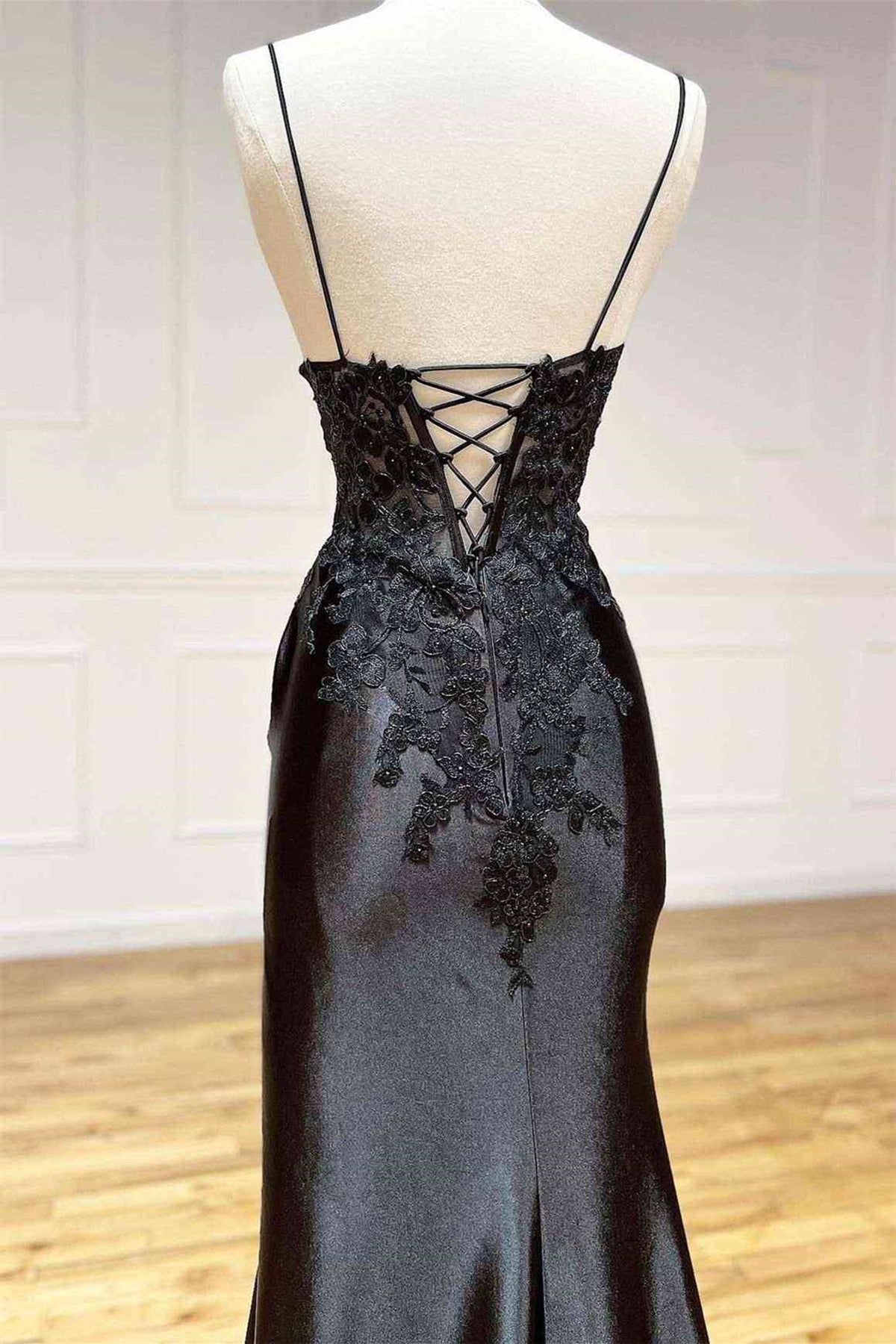 Unthony - V Neck Open Back Mermaid Black Lace Long Prom Dress with High Slit