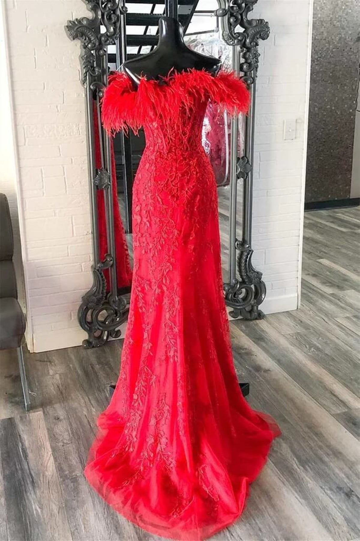 Unthony - V Neck Mermaid Off Shoulder Red Lace Long Prom Dress