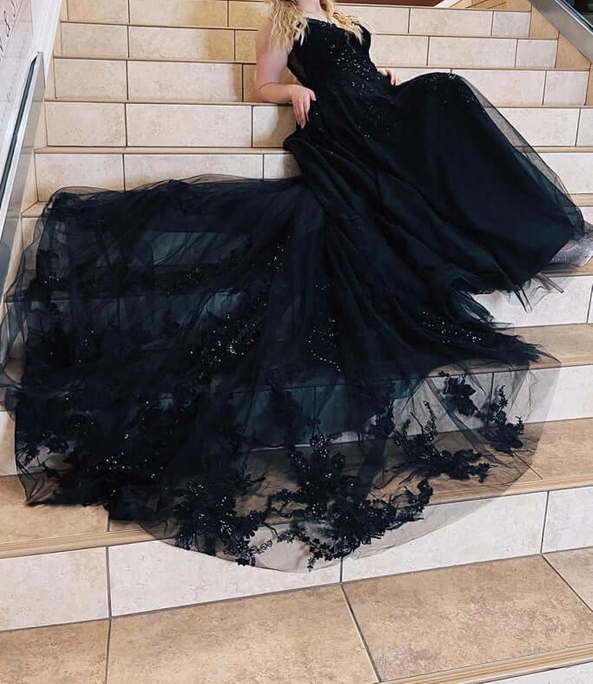 Unthony - V Neck Open Back Black Lace Long Prom Dress