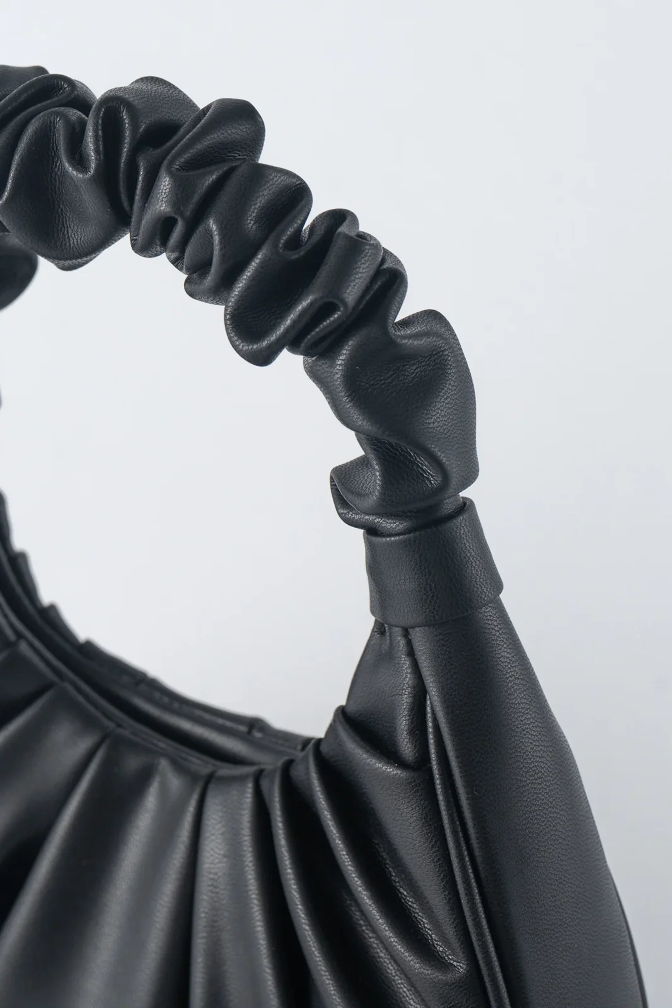 TEN TONES Alani Cloud Bag Black