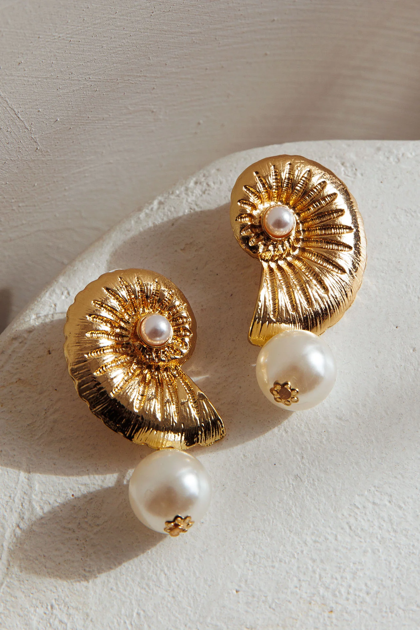 Memoir Shell and Pearl Earrings Gold