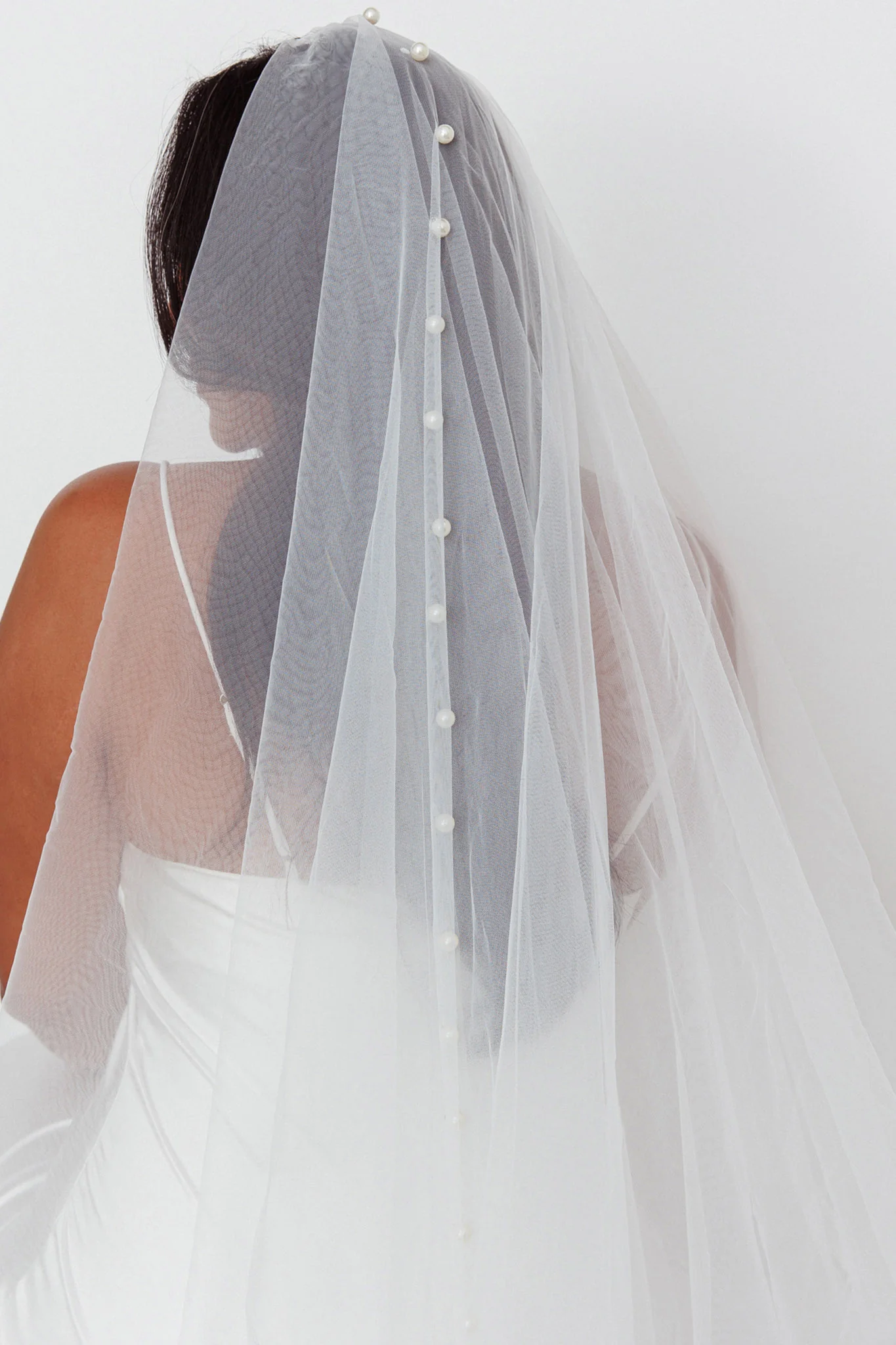 Magic Moment Pearl Accent Veil White