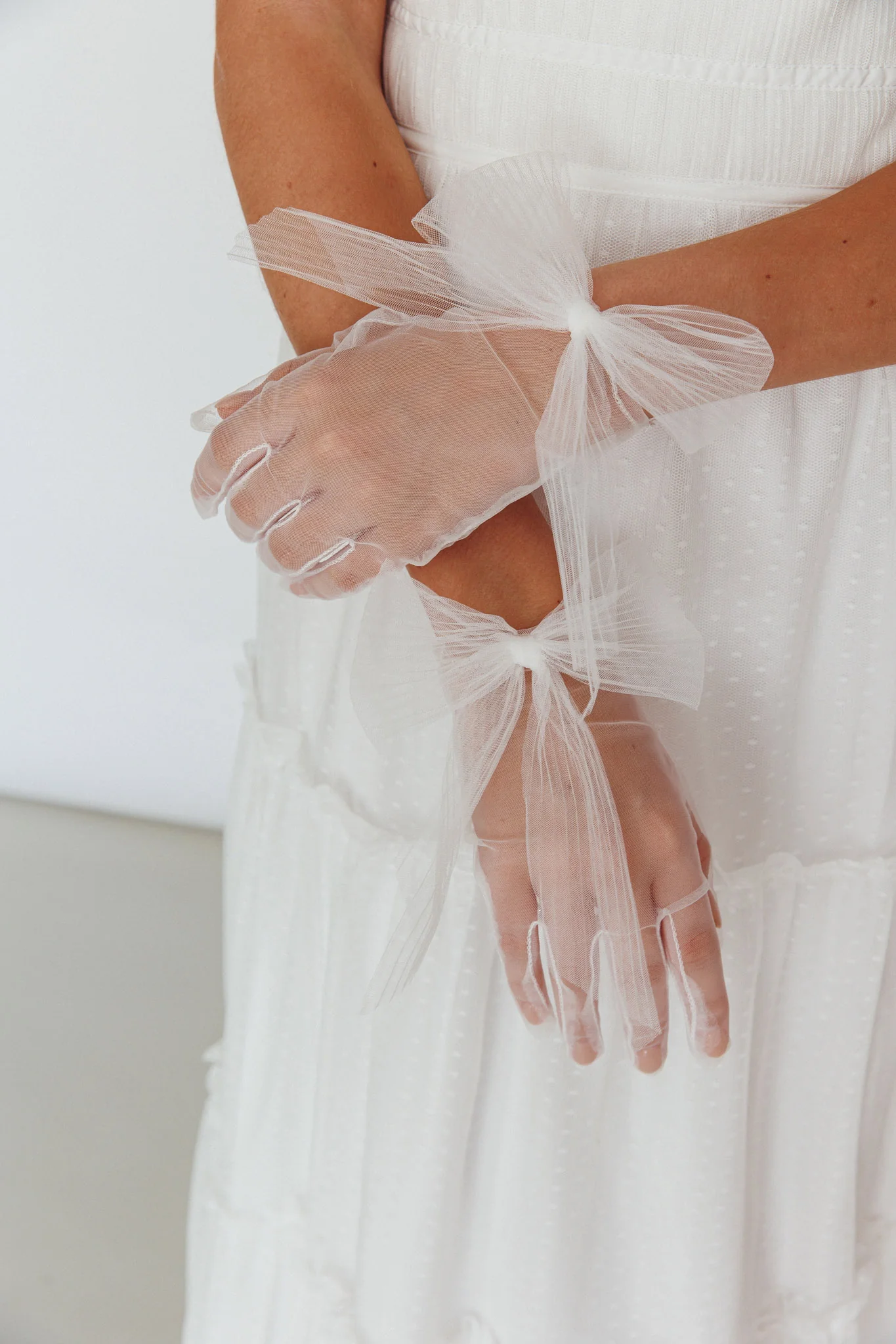 Evangeline Bow Gloves White