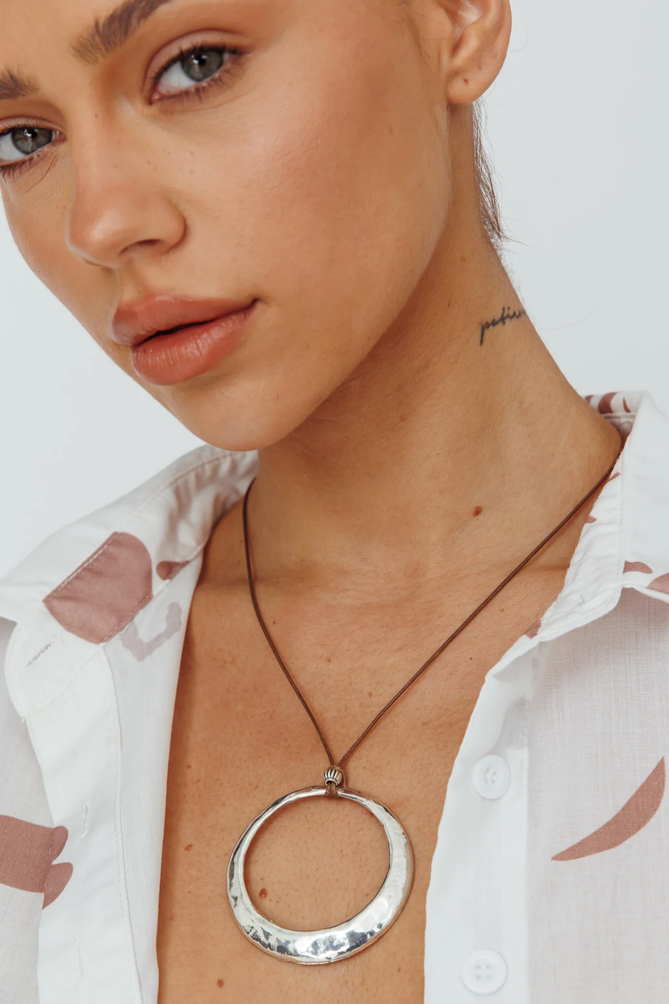 Le Monde Circle Pendant Necklace Silver