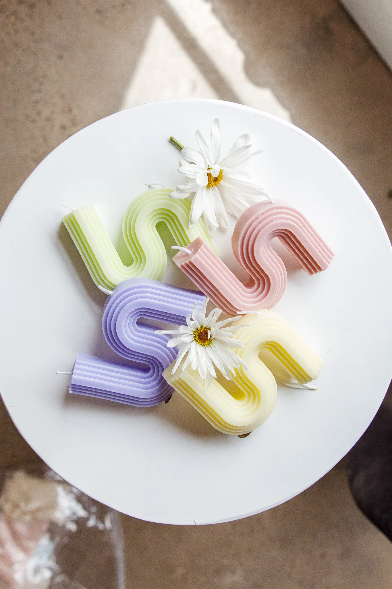 Golden Days S-Shape Geometric Aromatherapy Candle Peach