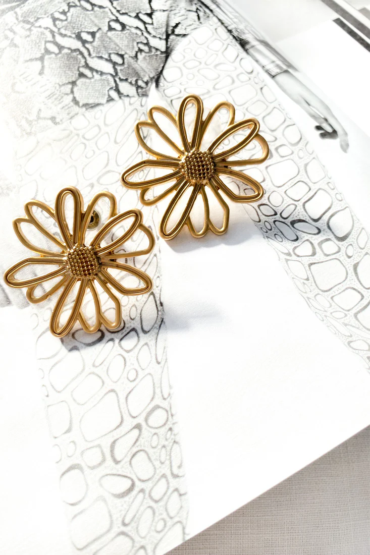 Lazy Daisy Earrings Gold