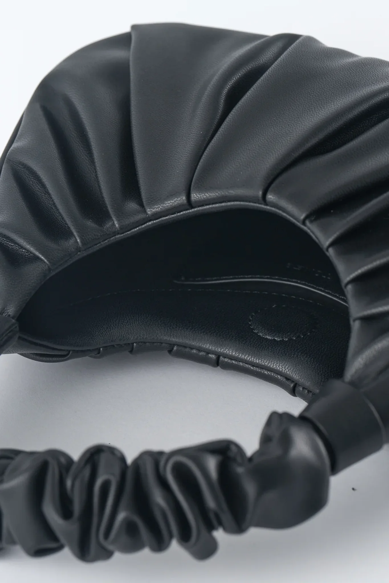 TEN TONES Alani Cloud Bag Black