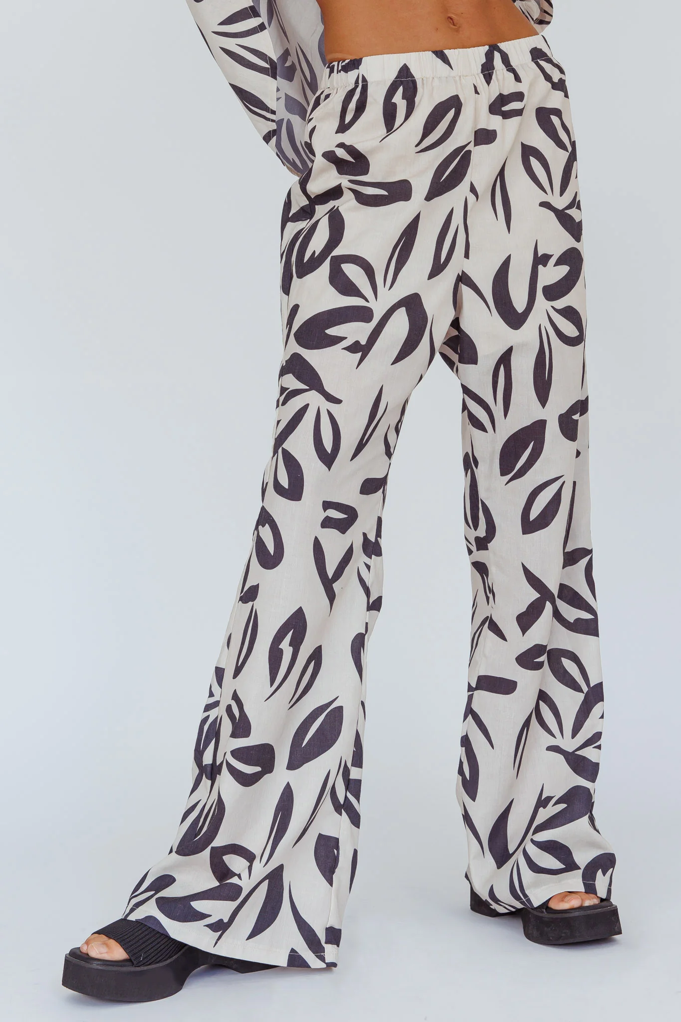 Just A Hunch Pants Leaf Print Beige