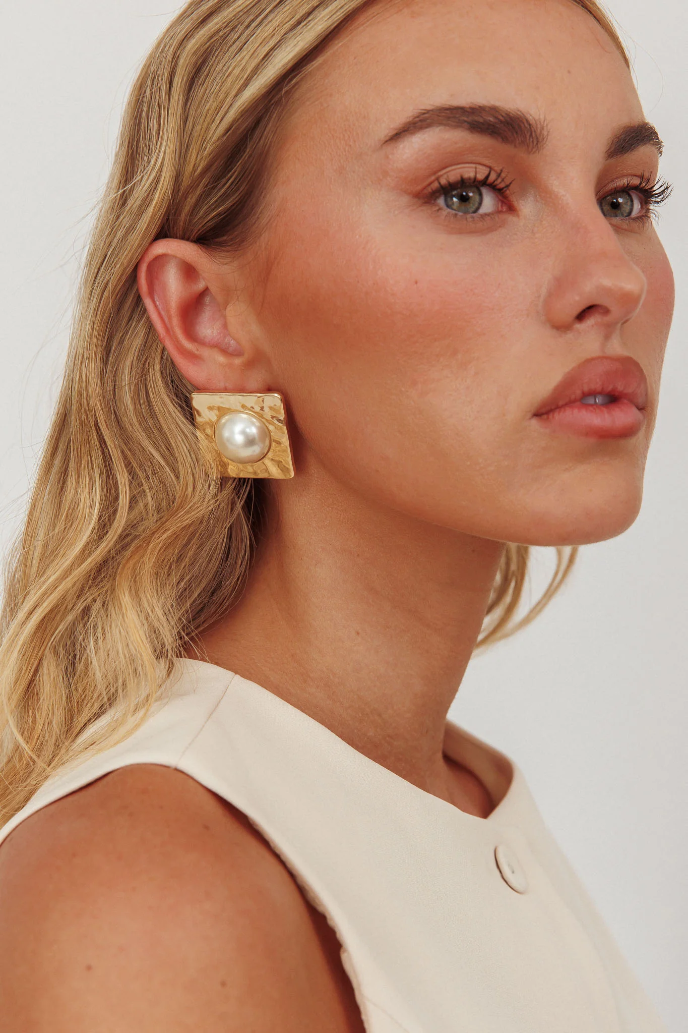 Vanessa Square Hammered Earrings Gold/Pearl