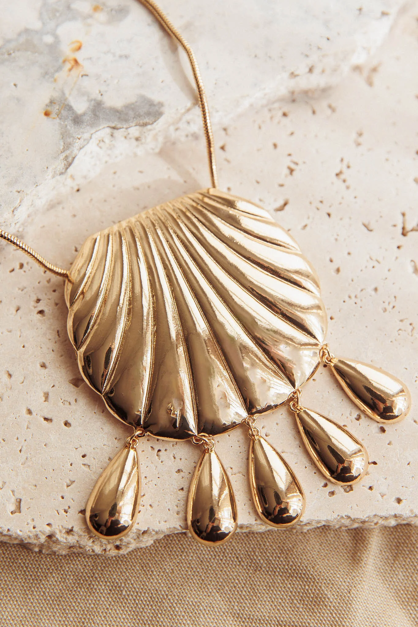 Palawan Long Shell Pendant Necklace Gold