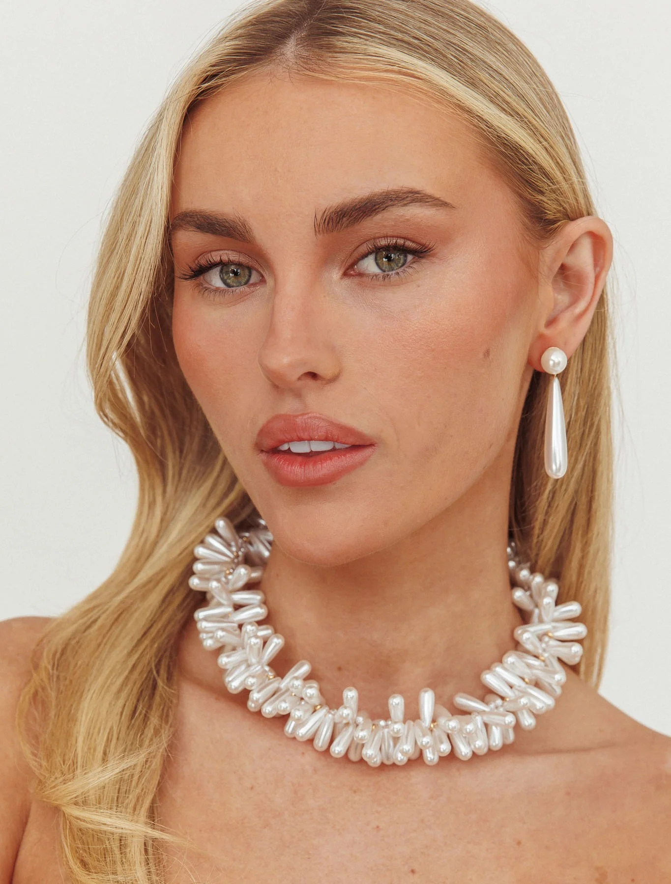 Cameron Teardrop Choker Necklace Pearl