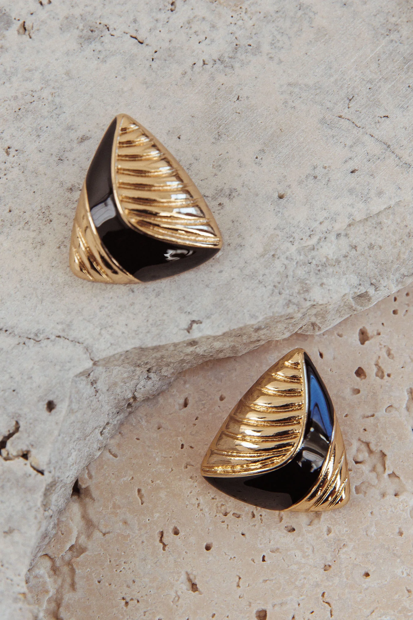 Beverly Triangle Earrings Gold/Black