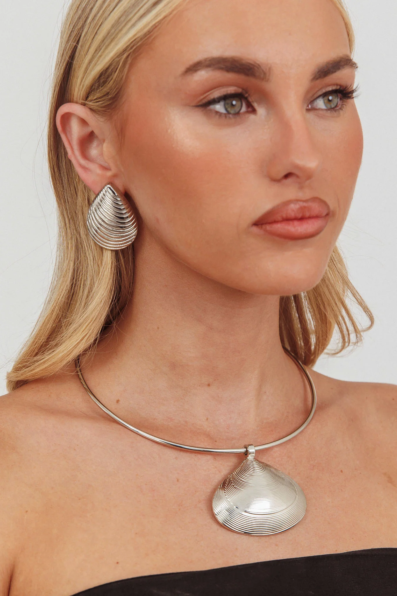 Zuma Shell Pendant Choker Necklace Dark Silver