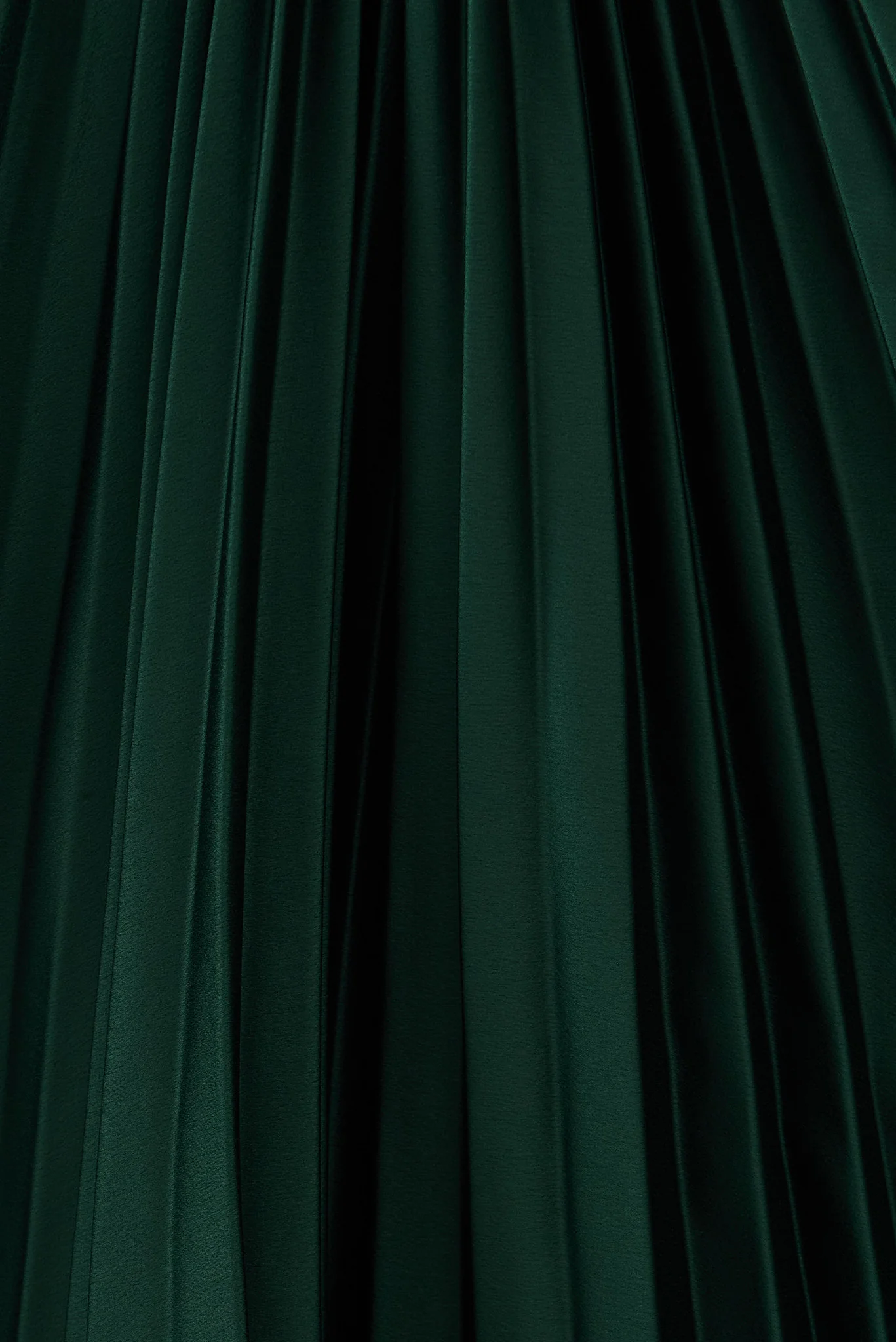 Anetta Midi Dress In Pleated Emerald Satin