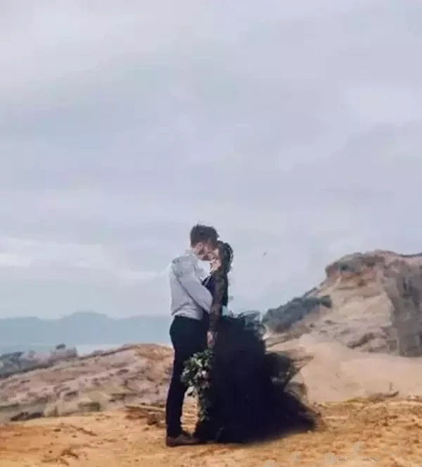 Chic V neck Black Wedding Dress Lace Open Back Long Sleeve Wedding Dresses Bridal Gowns KPW0700