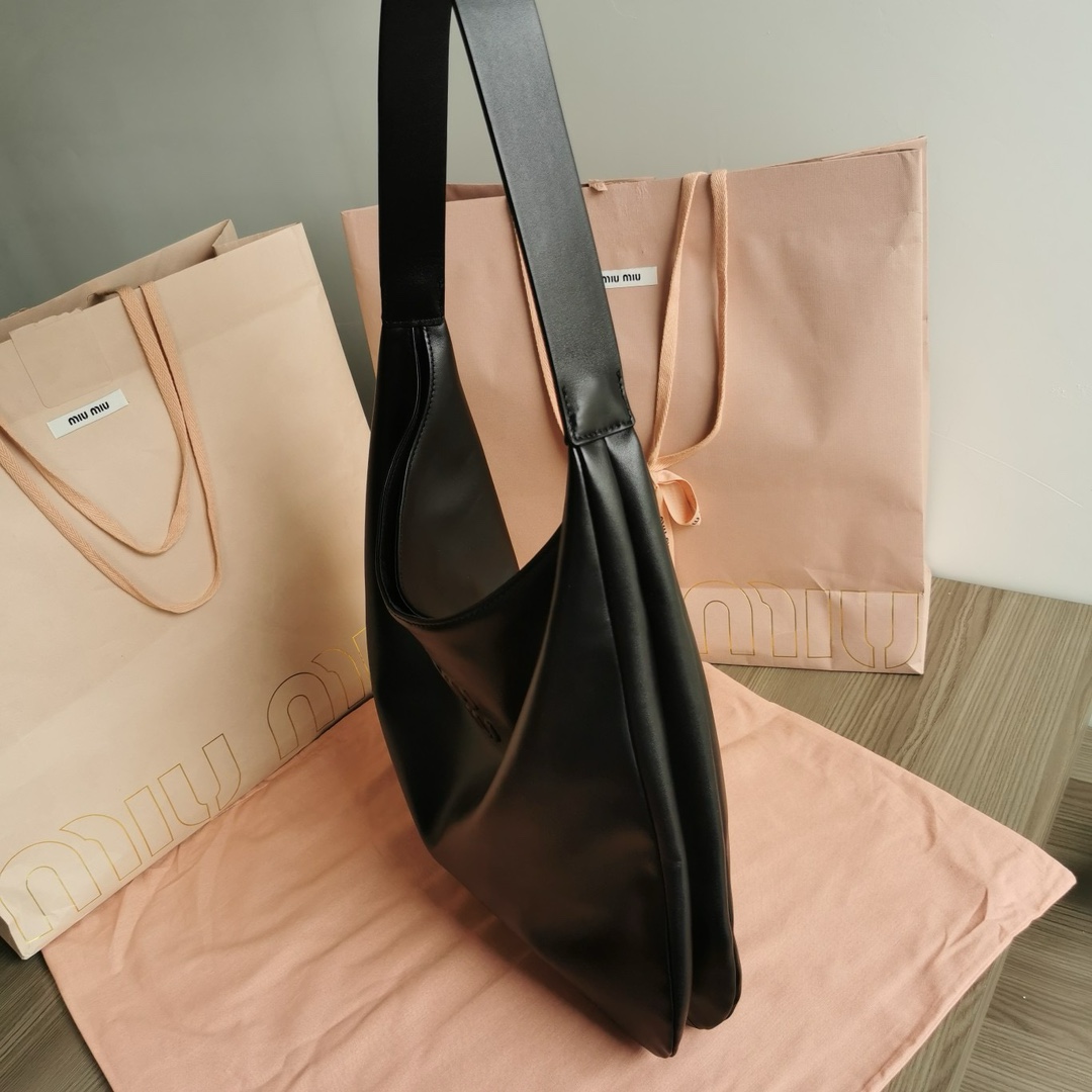 miumiu-hobo-42cm