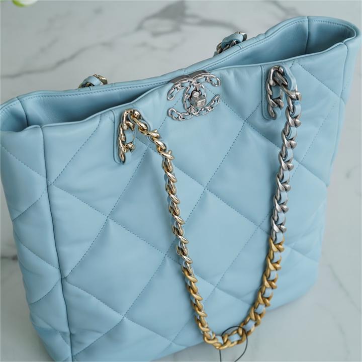 Chanel- 22B 19tote- 37cm