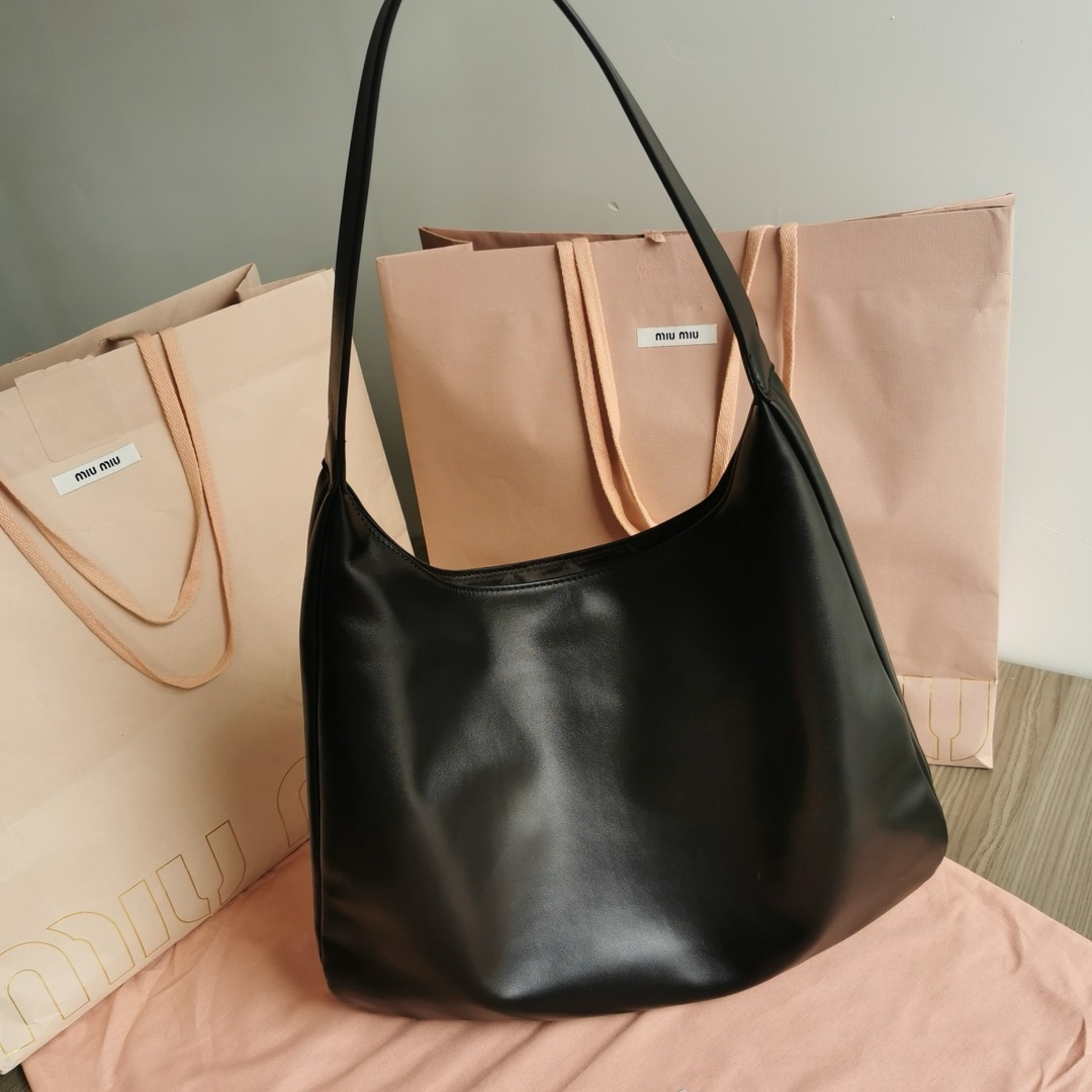 miumiu-hobo-42cm