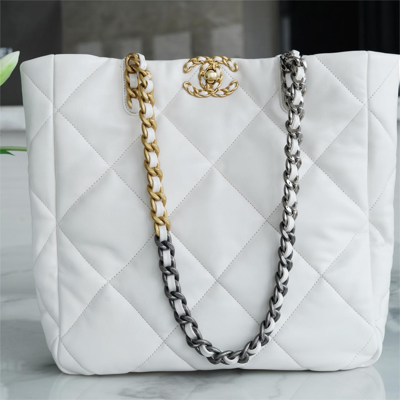 Chanel- 22B 19tote- 37cm