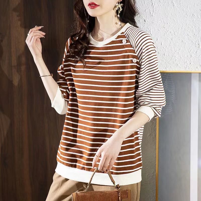 Atasan bergaris leher kru