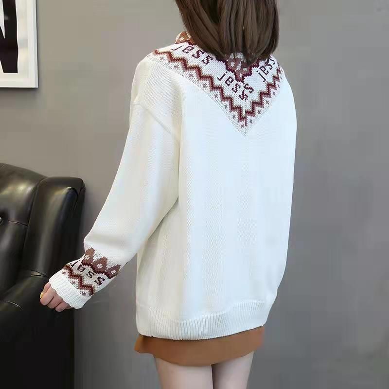 Sweter antik dengan warna senada