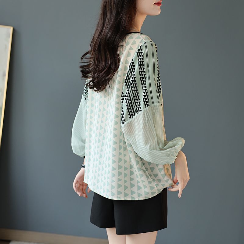 Kemeja sifon motif polka dot lengan Dolman