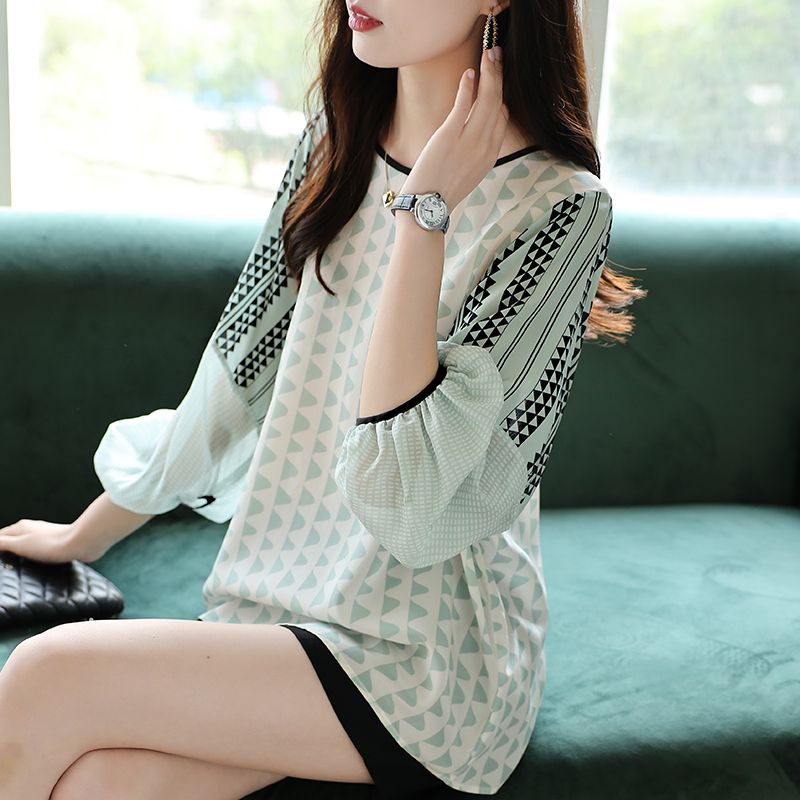 Kemeja sifon motif polka dot lengan Dolman