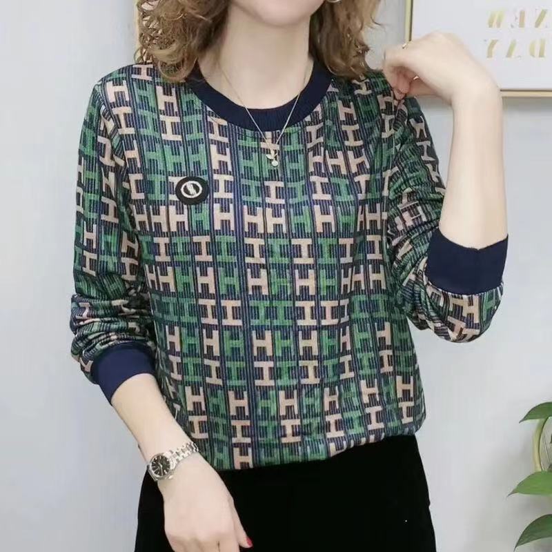 T-shirt kasual modis untuk mengurangi usia