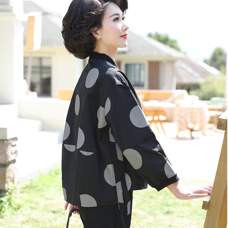 Gaya asing mantel, windbreaker, gaun wanita usia tengah