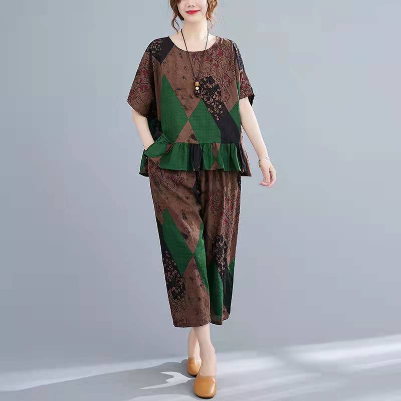 Setelan cetak celana crop top ukuran besar