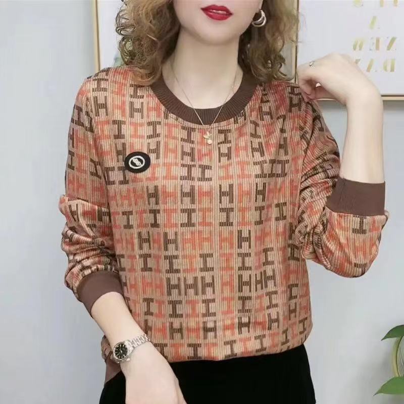 T-shirt kasual modis untuk mengurangi usia