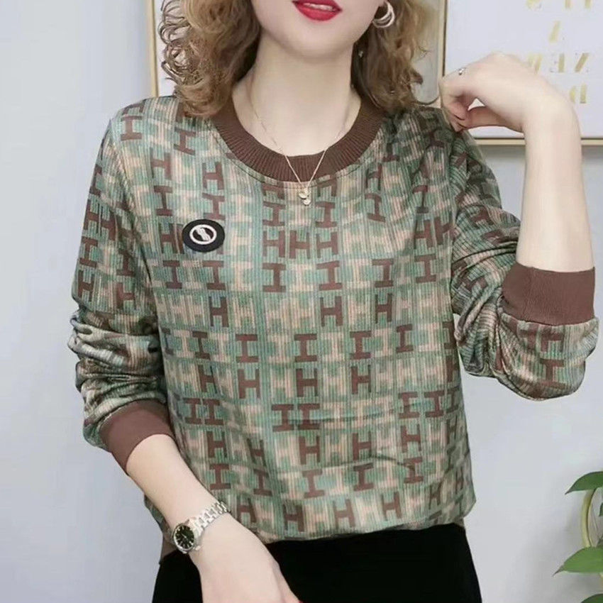 T-shirt kasual modis untuk mengurangi usia