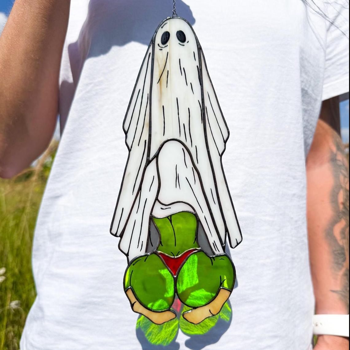 🎁 Funny Ghost Suncatcher - Perfect Gift for Halloween & Special Occasions 👻